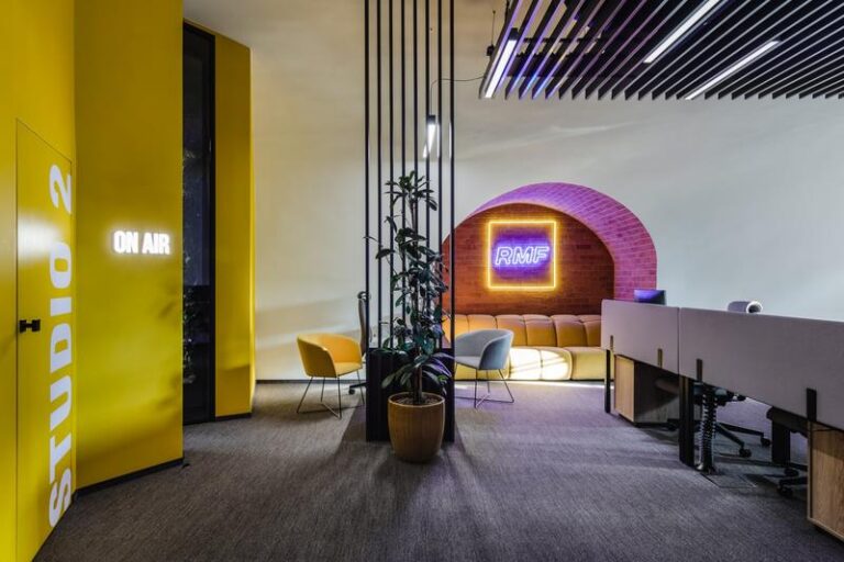 Jak odbierać RMF FM w Warszawie? Oto najlepsze częstotliwości i opcje nadawania