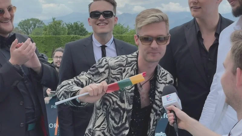 Kto pisze teksty piosenek? Odkryj znanych autorów i ich niezapomniane dzieła