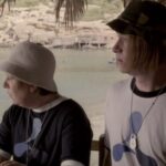 Muzyka z filmu Chłopaki na Ibizie – odkryj kultowe utwory i niezapomnianych artystów